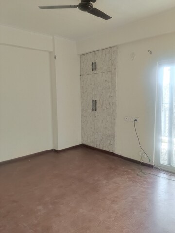 Room in 3 BHK Apartment at Amrapali O2 Valley, Tech Zone 4 Greater Noida – for Rent
