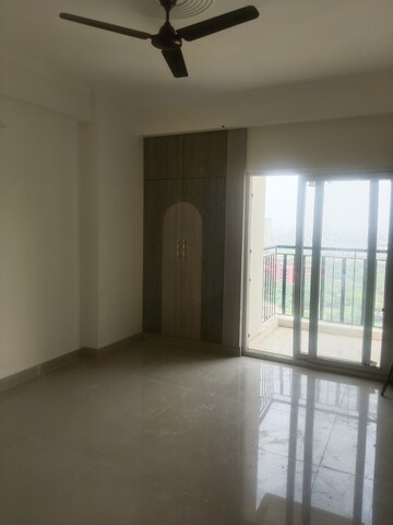 Room in 3 BHK Apartment at Amrapali O2 Valley, Tech Zone 4 Greater Noida – for Rent