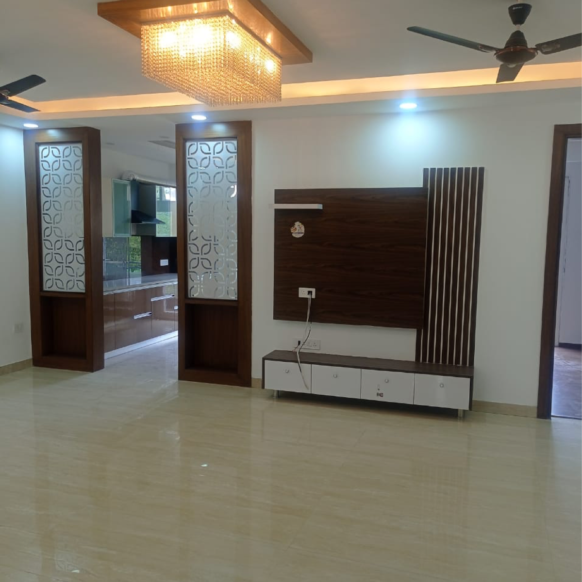 3.5 BHK + Pooja Room,Servant Room,Study Room,Extra Room 263 Sq.Yd. Builder Floor in Hong Kong Bazaar