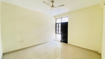 Room in 3 BHK Builder Floor at Omaxe Silver Birch, North Mullanpur – for Rent