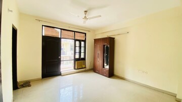 Room in 3 BHK Builder Floor at Omaxe Silver Birch, North Mullanpur – for Rent