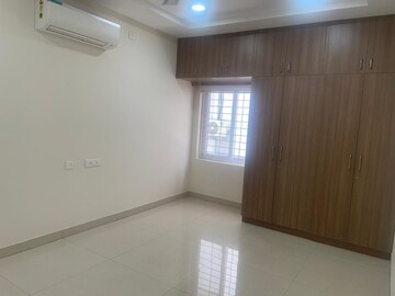 Room in 4 BHK Apartment at Jubilee Hills – for Rent