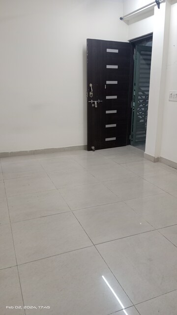 Room in 3.5 BHK Apartment at Gaur City 2 - 11th Avenue, Sector 16c Greater Noida – for Rent