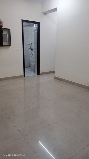 Room in 3.5 BHK Apartment at Gaur City 2 - 11th Avenue, Sector 16c Greater Noida – for Rent