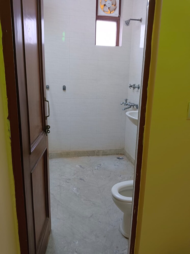 Bathroom, lajpat nagar 4 2 Bedroom 1090 Sq.Ft. Builder Floor In Lajpat Nagar 4 Delhi 8679240