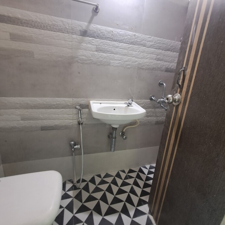 Bathroom, dgs-sheetal-om-jay-aradhana 2 Bedroom 578 Sq.Ft. Apartment In Malad West Mumbai 8679442