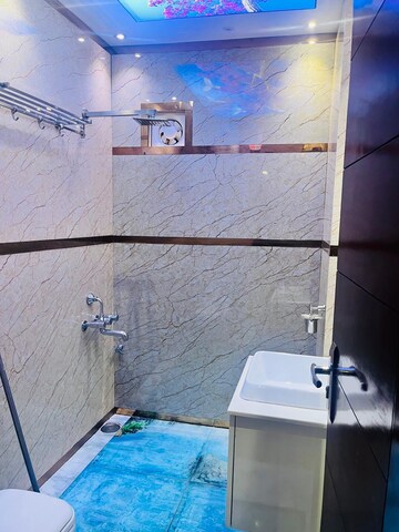 Bathroom in 3 BHK Apartment at Ardee City Palm Grove Heights, Sector 52 – for Rent