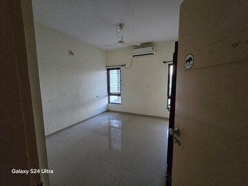 Room in 3 BHK Apartment at New Sama Road – for Rent
