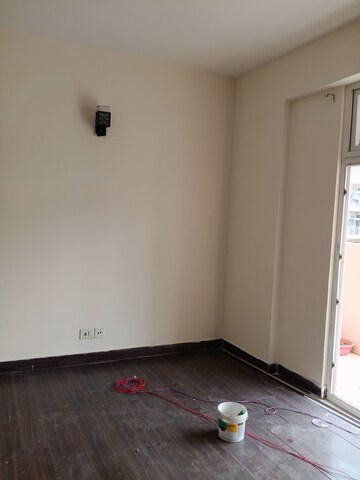Room in 3 BHK Apartment at Mahagun Mywoods, Sector 16c Greater Noida – for Rent