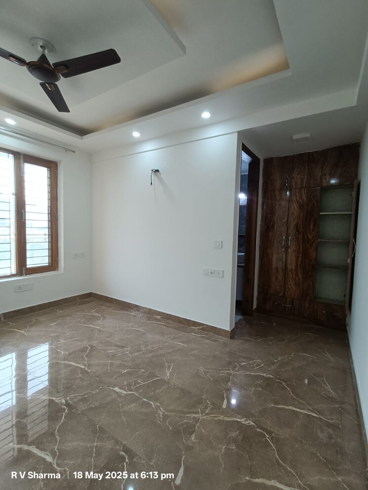 Room, sector 23 3 Bedroom 342 Sq.Yd. Builder Floor In Sector 23 Gurgaon 8679800