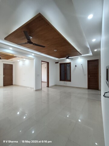 Building Lobby in 3 BHK Builder Floor at Sector 23 – for Rent