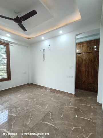 Room in 3 BHK Builder Floor at Sector 23 – for Rent
