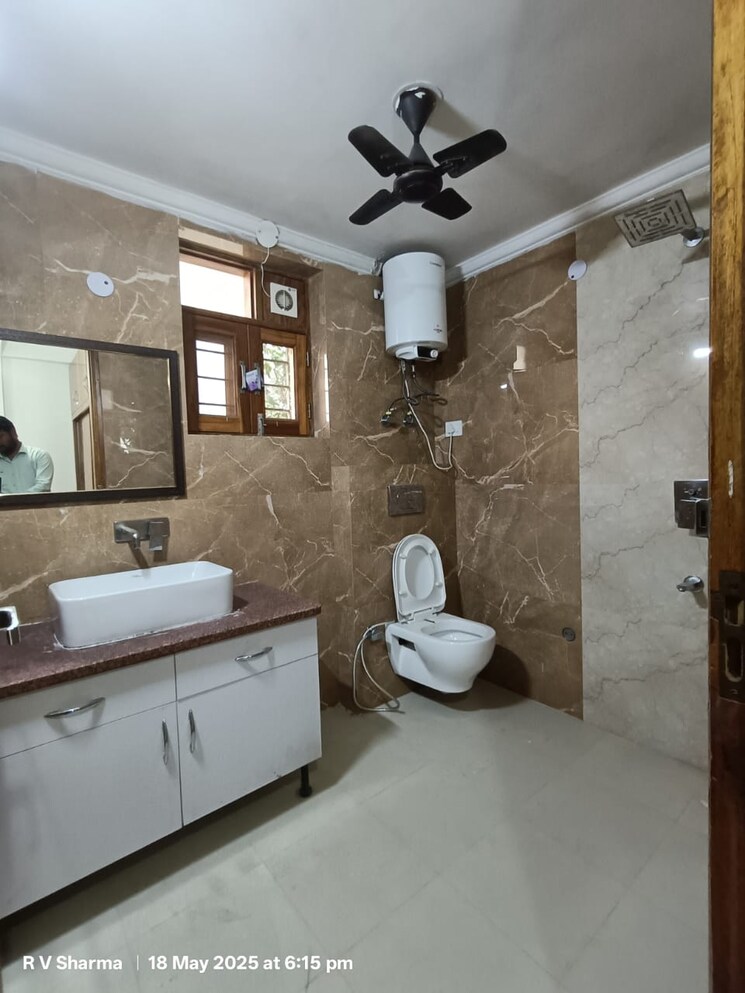 Bathroom, sector 23 3 Bedroom 342 Sq.Yd. Builder Floor In Sector 23 Gurgaon 8679800
