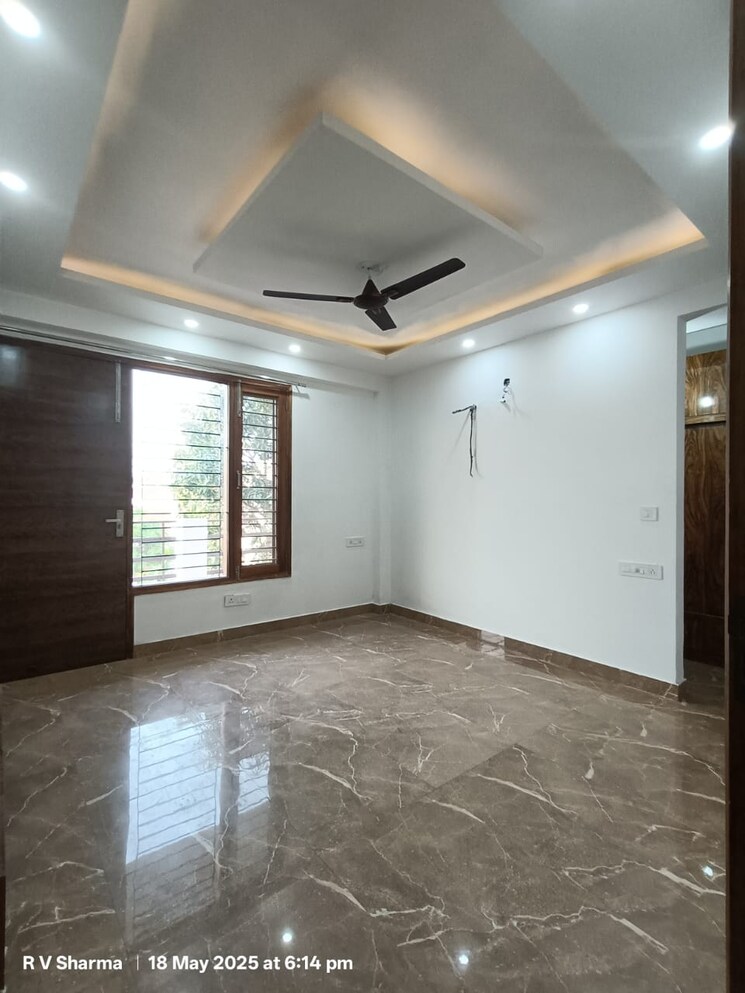 Room, sector 23 3 Bedroom 342 Sq.Yd. Builder Floor In Sector 23 Gurgaon 8679800