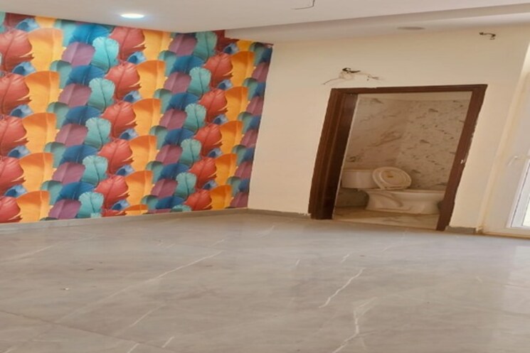 Room, sector 39 5 Bedroom 176 Sq.Mt. Independent House In Sector 39 Noida 8680038