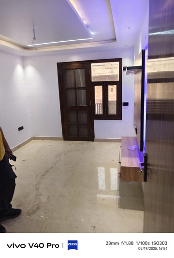 Room in 3.5 BHK Builder Floor at Laxmi Nagar – for Sale