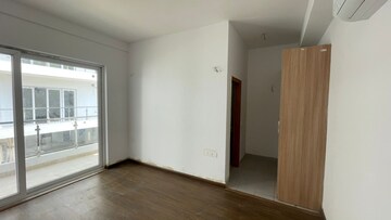 Room in 3 BHK Apartment at DLF The Skycourt, Sector 86 – for Rent