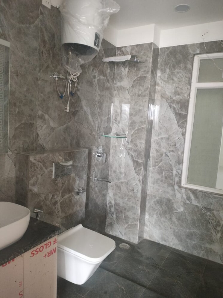 Bathroom, pochanpur colony 3 Bedroom 1085 Sq.Ft. Builder Floor In Pochanpur Colony Delhi 8680150