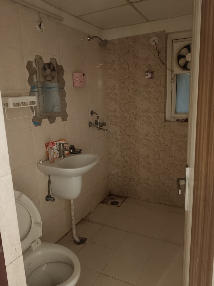 Bathroom, gulshan-bellina 2 Bedroom 597 Sq.Ft. Apartment In Sector 16 Greater Noida Greater Noida 8680398