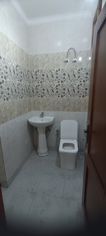 Bathroom in 2.5 BHK Builder Floor at Ashok Nagar – for Rent