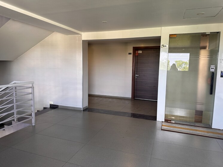 Room, ashram road Commercial Office Space 1700 Sq.Ft. In Ashram Road Ahmedabad 8680432