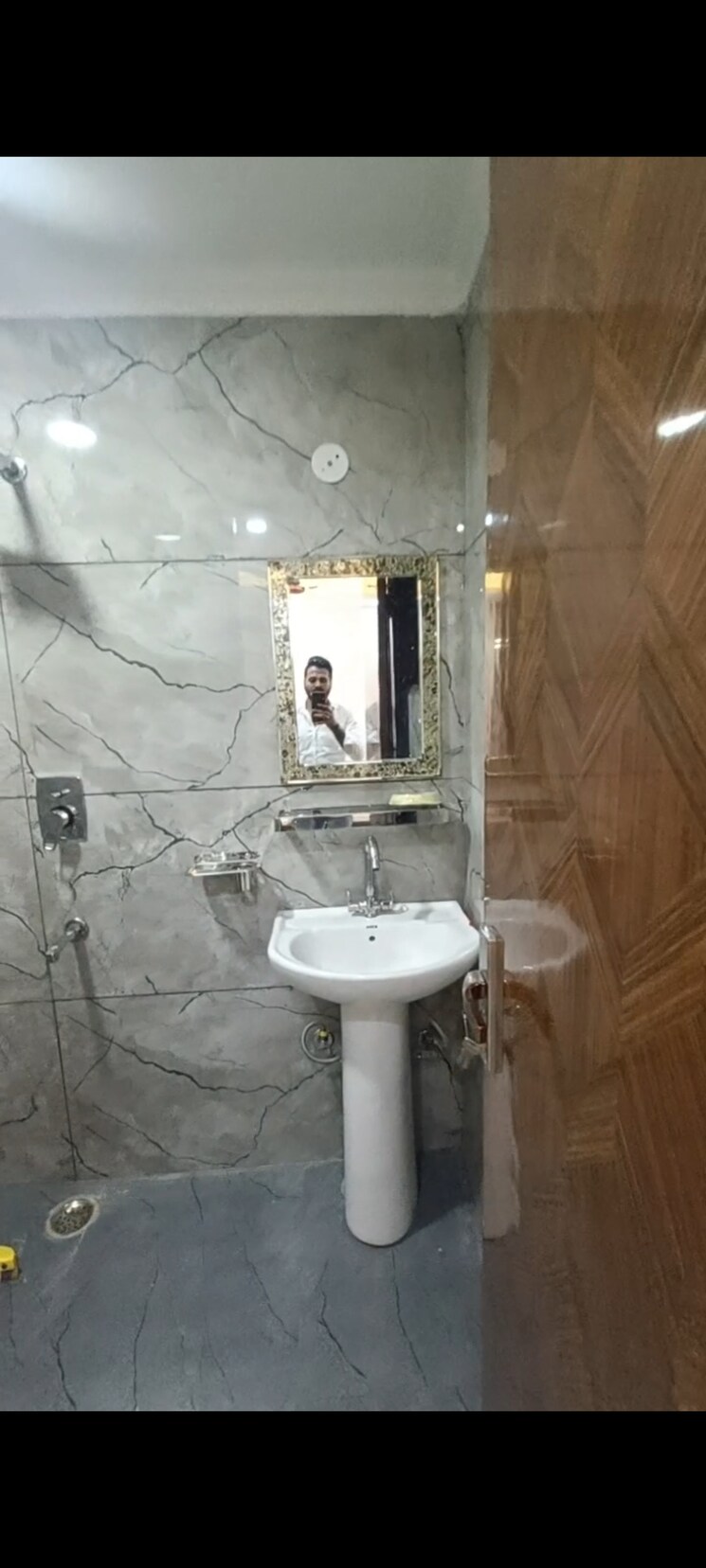 Bathroom, panchsheel vihar 3 Bedroom 120 Sq.Yd. Builder Floor In Panchsheel Vihar Delhi 8680574