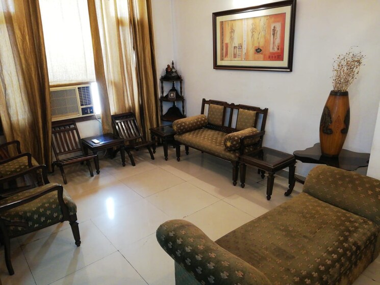 Living Room, sector 72 2.5 Bedroom 1800 Sq.Ft. Builder Floor In Sector 72 Noida 8680521