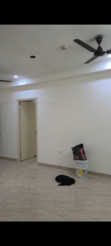Room in 2 BHK Apartment at Gaur City 7th Avenue, Sector 4 Greater Noida – for Rent