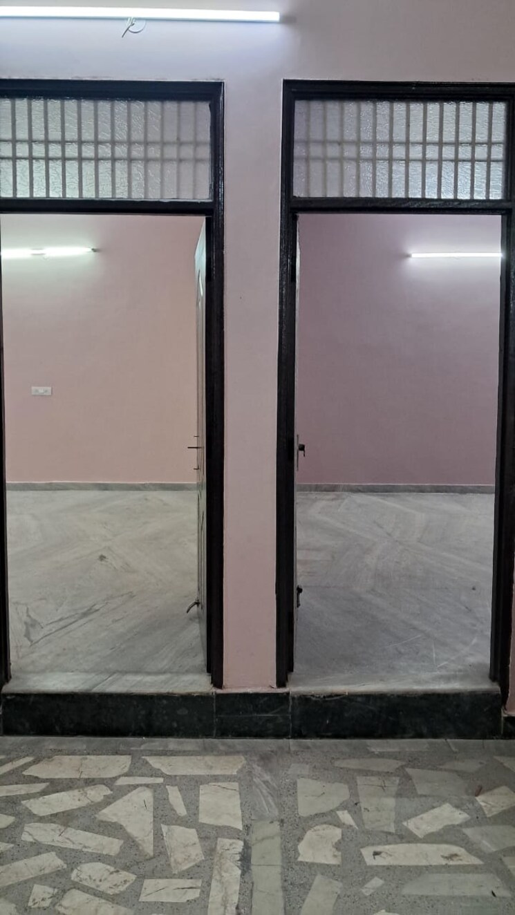 Room, sant nagar Commercial Warehouse 1600 Sq.Ft. In Sant Nagar Delhi 8680808