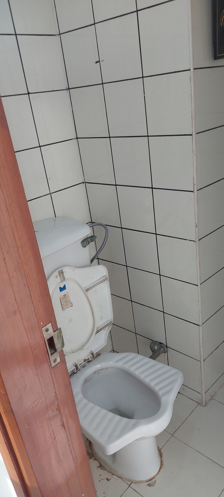 Bathroom, unitech-uniworld-gardens 3 Bedroom 2086 Sq.Ft. Apartment In Sector 47 Gurgaon 8681283