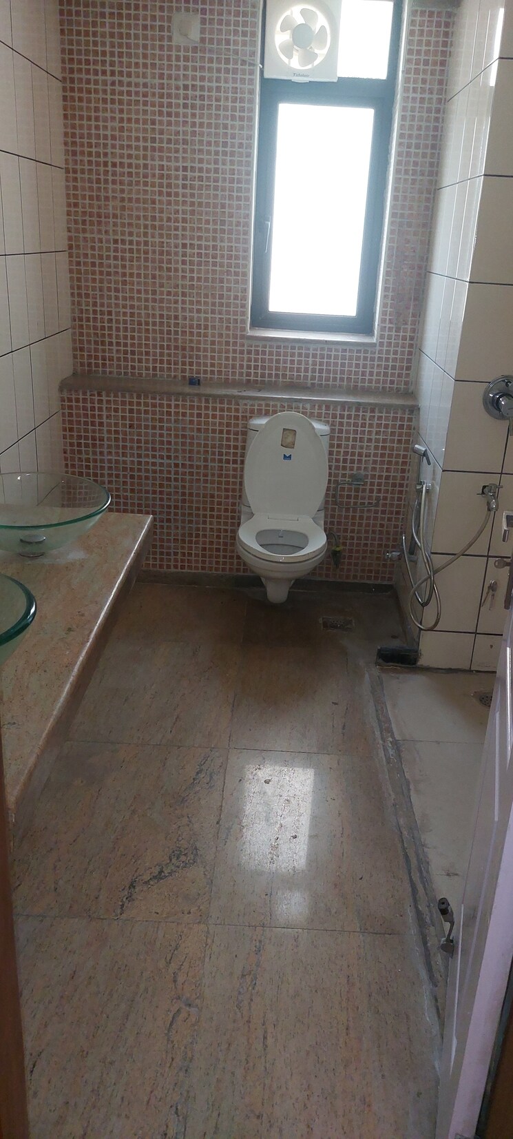 Bathroom, unitech-uniworld-gardens 3 Bedroom 2086 Sq.Ft. Apartment In Sector 47 Gurgaon 8681283