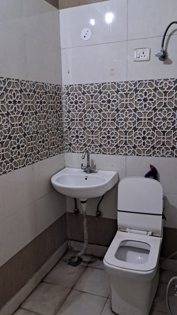 Bathroom, vasundhara sector 1 4 Bedroom 2122 Sq.Ft. Builder Floor In Vasundhara Sector 1 Ghaziabad 8681891