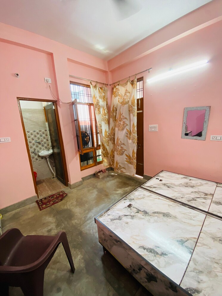 Room, vineet khand Pg For Girls In Vineet Khand 8682091