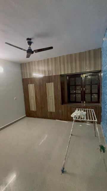 Room in 3.5 BHK Apartment at Greenwood Apartment, Gomti Nagar – for Rent