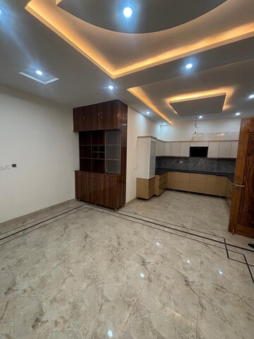Room in 2 BHK Builder Floor at Gomti Nagar – for Rent