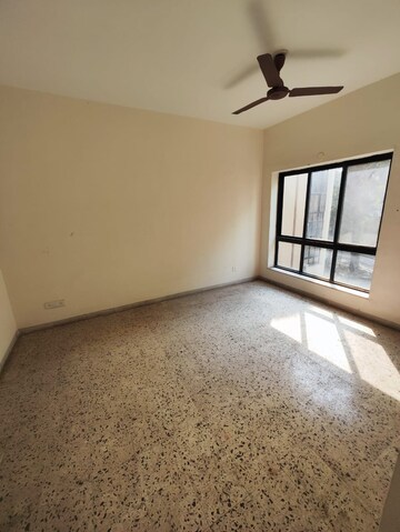 Room in 2 BHK Apartment at Kalpataru Habitat, Koregaon Park – for Rent