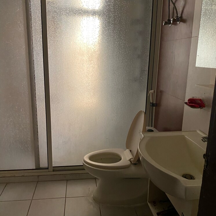 Bathroom, ramprastha-pearl-court 2 Bedroom 1170 Sq.Ft. Apartment In Vaishali Extension Ghaziabad 8682430