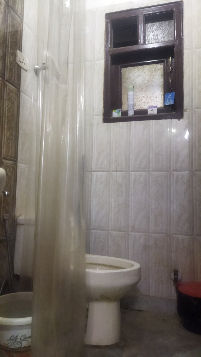 Bathroom, govindpuri 3 Bedroom 1000 Sq.Ft. Builder Floor In Govindpuri Delhi 8682428