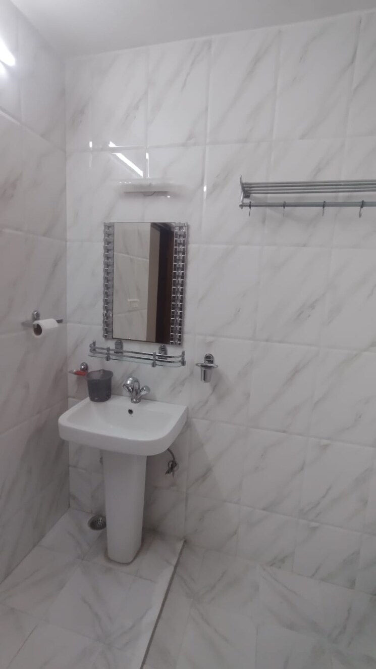 Bathroom, safdarjung development area 2 Bedroom 150 Sq.Yd. Builder Floor In Safdarjung Development Area Delhi 8682437