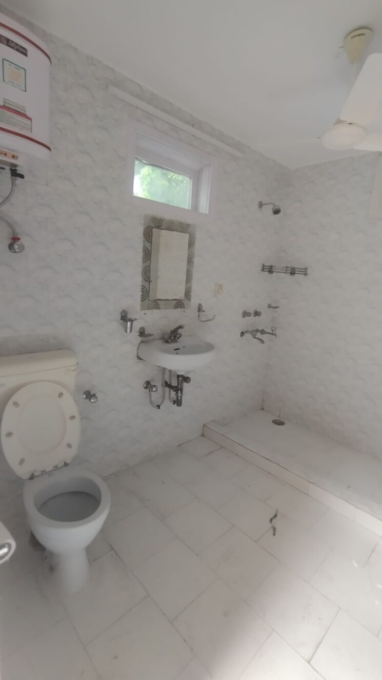 Bathroom, safdarjung development area 2 Bedroom 150 Sq.Yd. Builder Floor In Safdarjung Development Area Delhi 8682437