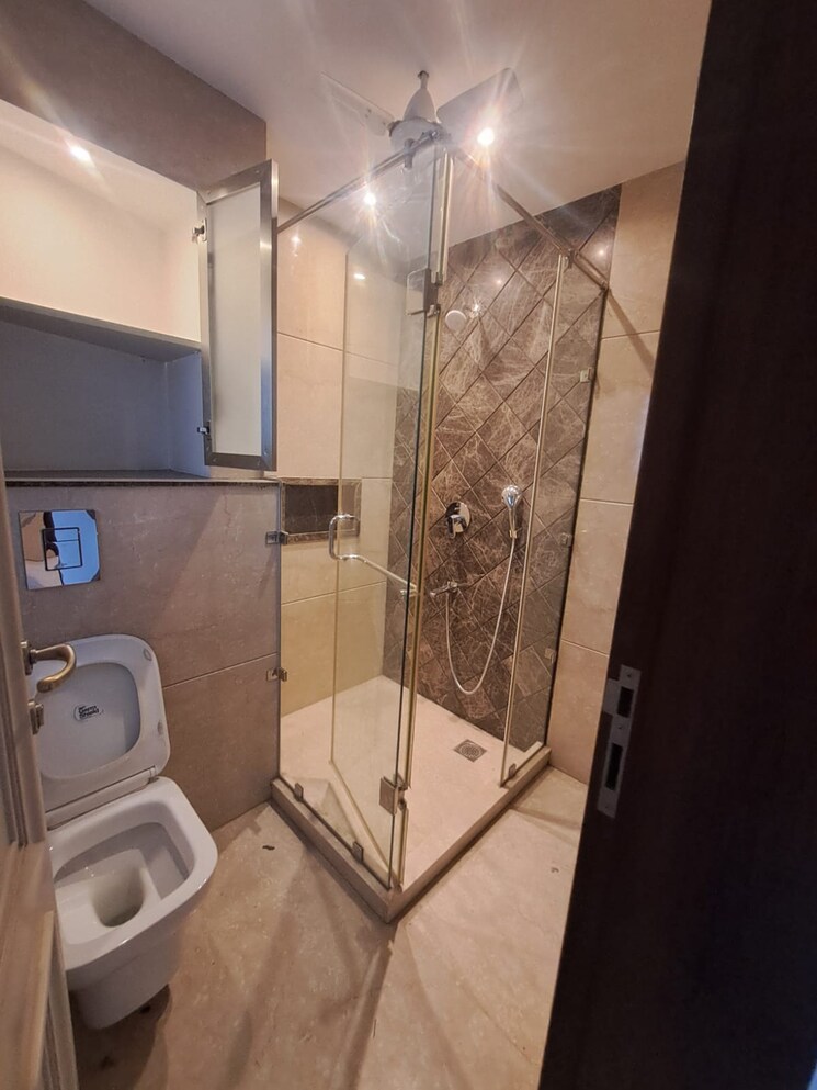 Bathroom, safdarjung enclave 4 Bedroom 300 Sq.Yd. Builder Floor In Safdarjung Enclave Delhi 8682444