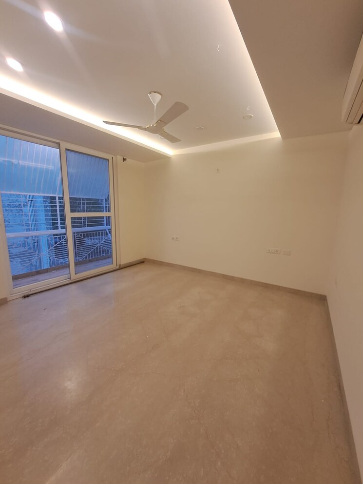 Room, safdarjung enclave 4 Bedroom 300 Sq.Yd. Builder Floor In Safdarjung Enclave Delhi 8682444