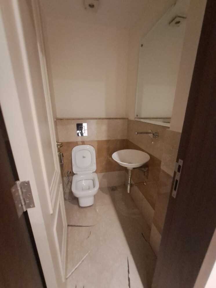 Bathroom, safdarjung enclave 4 Bedroom 300 Sq.Yd. Builder Floor In Safdarjung Enclave Delhi 8682444