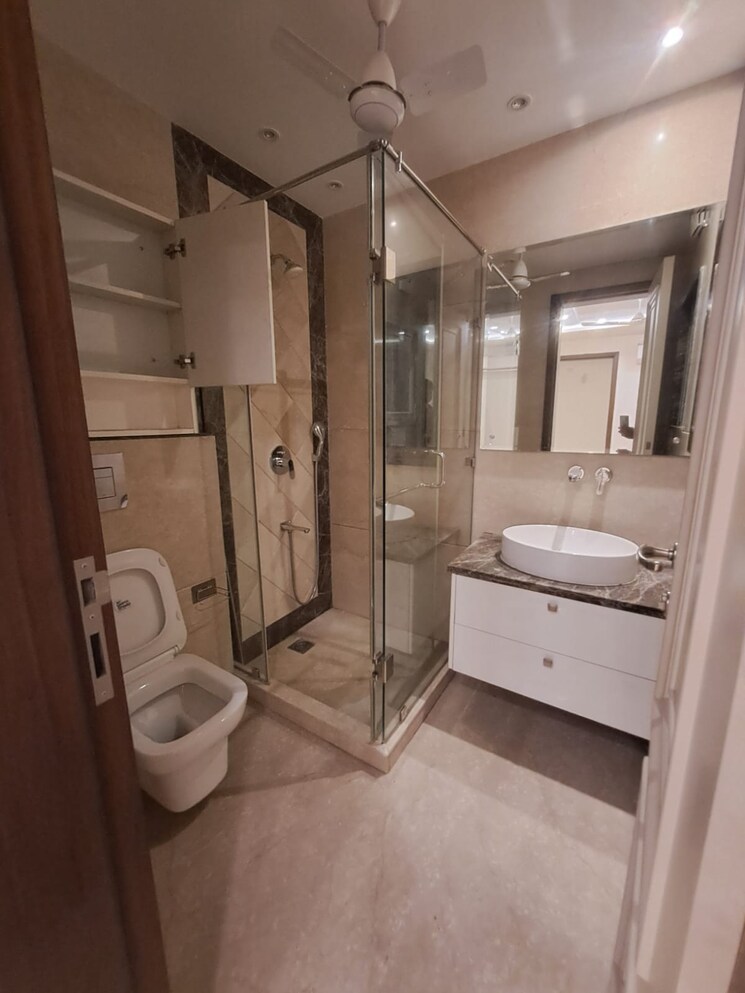 Bathroom, safdarjung enclave 4 Bedroom 300 Sq.Yd. Builder Floor In Safdarjung Enclave Delhi 8682444