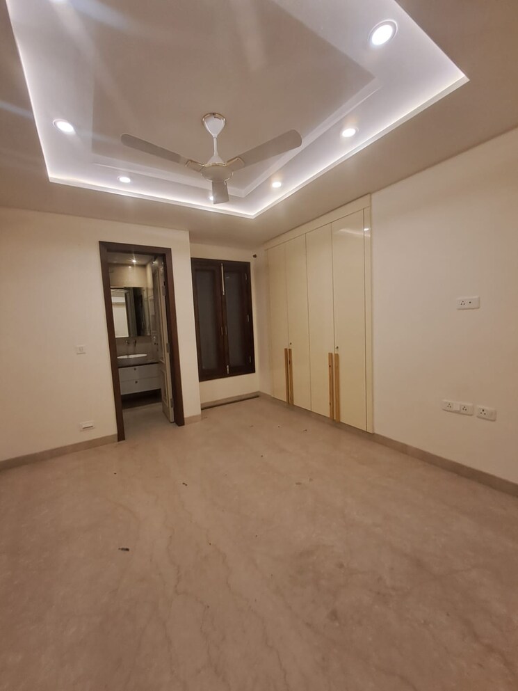 Room, safdarjung enclave 4 Bedroom 300 Sq.Yd. Builder Floor In Safdarjung Enclave Delhi 8682444