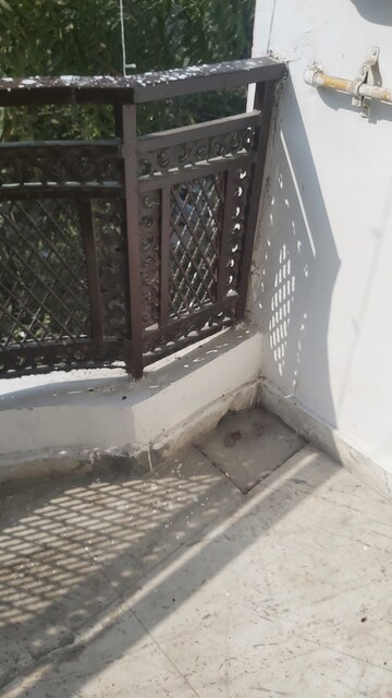 Furnished Amenities in 2.5 BHK Builder Floor at Mayur Vihar – for Rent