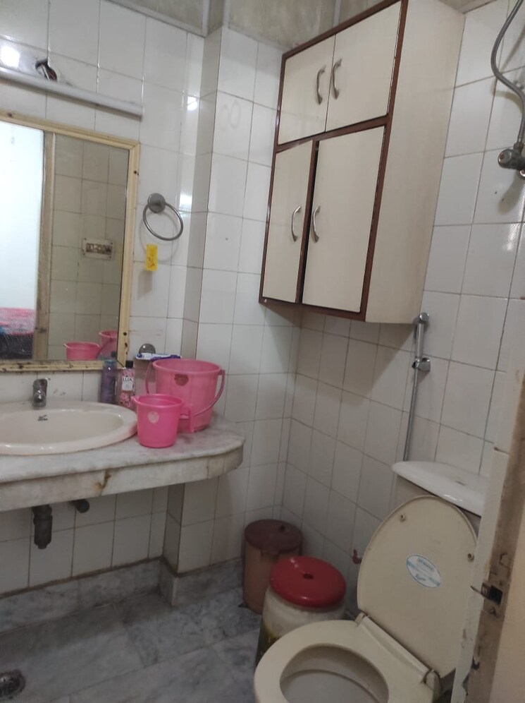 Bathroom, hauz khas 3 Bedroom 160 Sq.Yd. Builder Floor In Hauz Khas Delhi 8682456