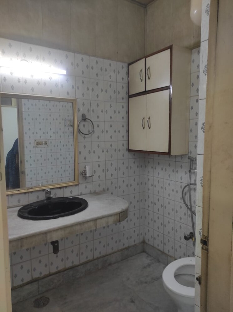 Bathroom, hauz khas 3 Bedroom 160 Sq.Yd. Builder Floor In Hauz Khas Delhi 8682456