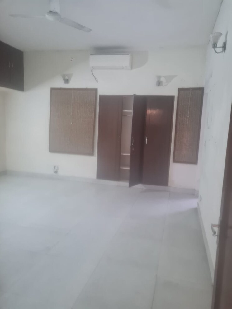 Room, safdarjung development area 2 Bedroom 200 Sq.Yd. Builder Floor In Safdarjung Development Area Delhi 8682463