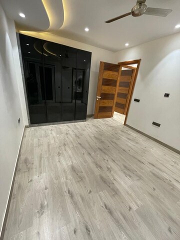 Room in 4 BHK Builder Floor at Unitech South City II, Sector 50 – for Rent